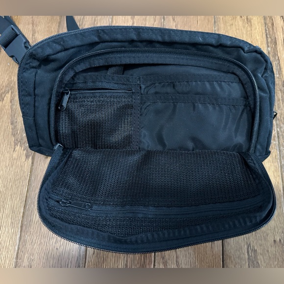 L.L. Bean Black Vintage Belt Bag - Picture 2 of 6